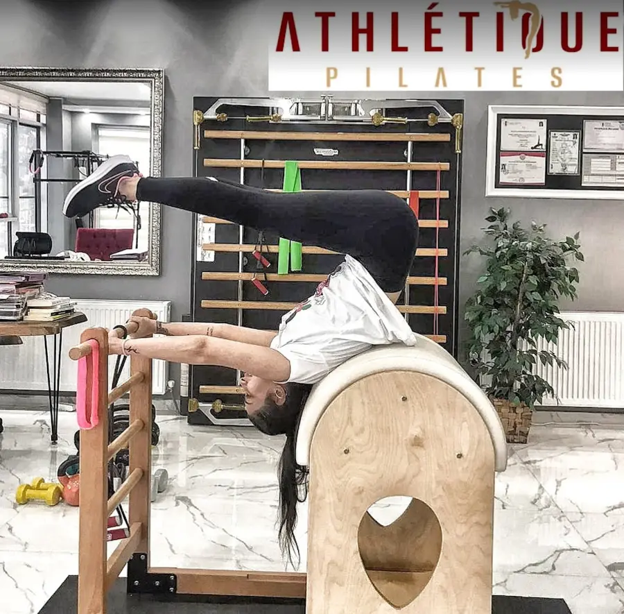 Athletique Pilates stüdyosunda spine corrector egzersizi